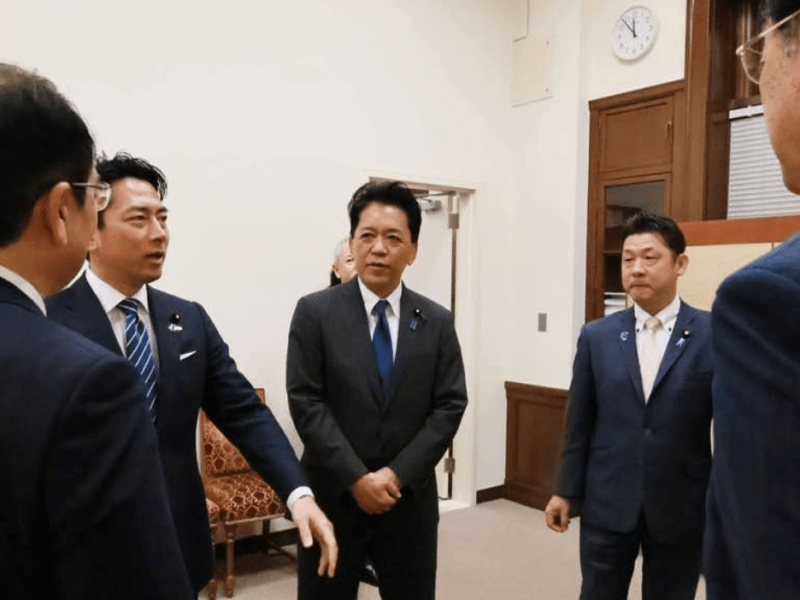 小泉防衛大臣が党控室を訪問