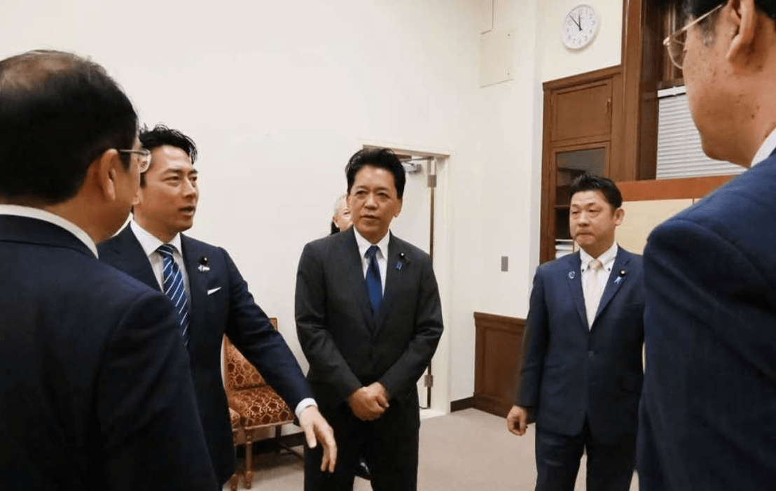 小泉防衛大臣が党控室を訪問